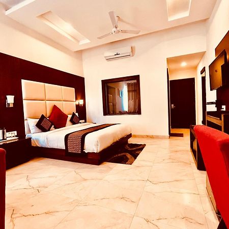 Hotel The Onix Dehradun Exteriör bild