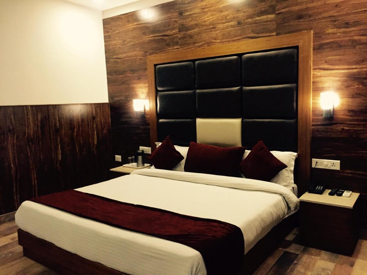 Hotel The Onix Dehradun Exteriör bild