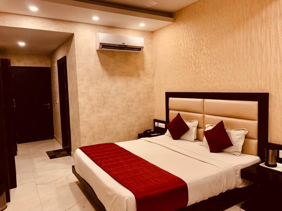 Hotel The Onix Dehradun Exteriör bild