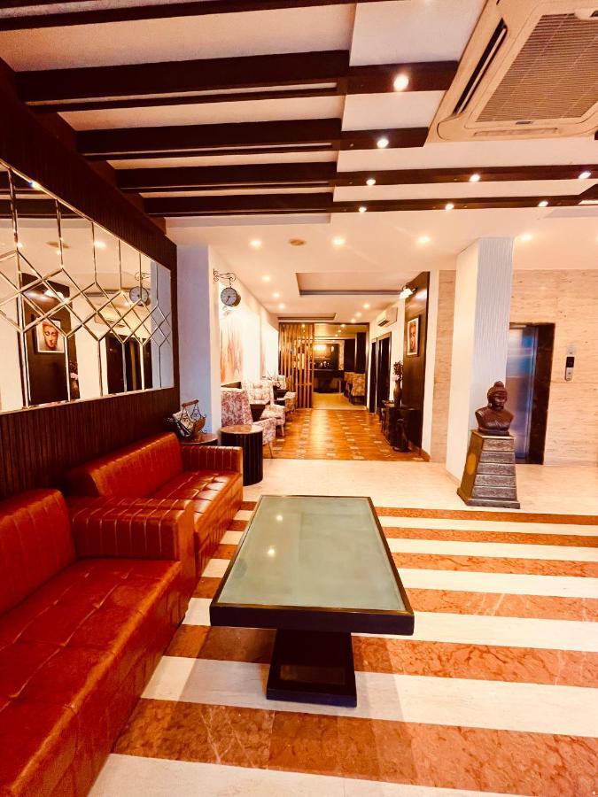 Hotel The Onix Dehradun Exteriör bild