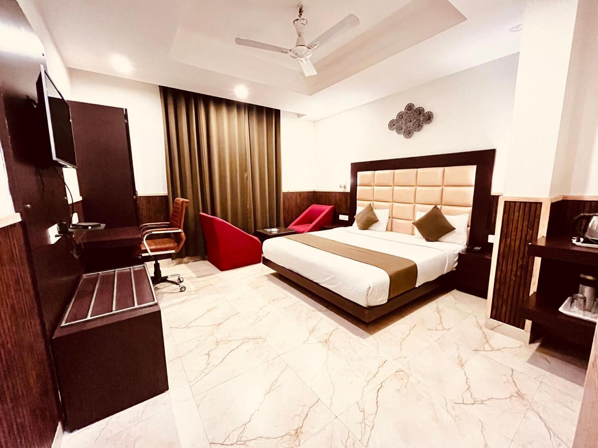 Hotel The Onix Dehradun Exteriör bild