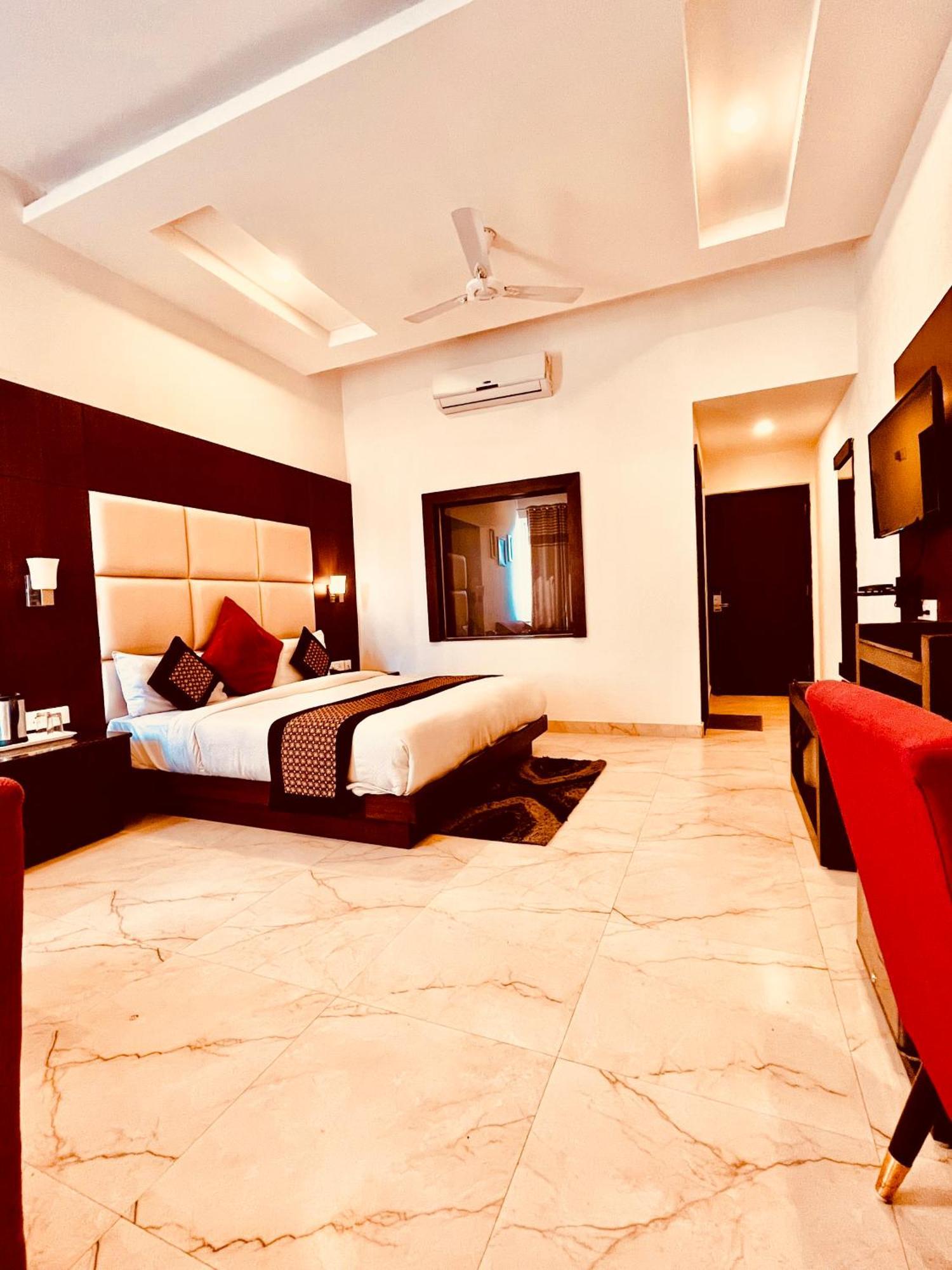 Hotel The Onix Dehradun Exteriör bild