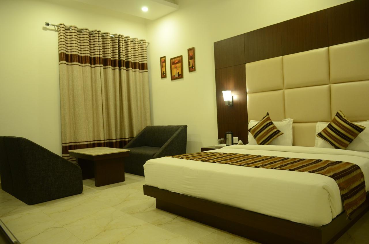 Hotel The Onix Dehradun Exteriör bild