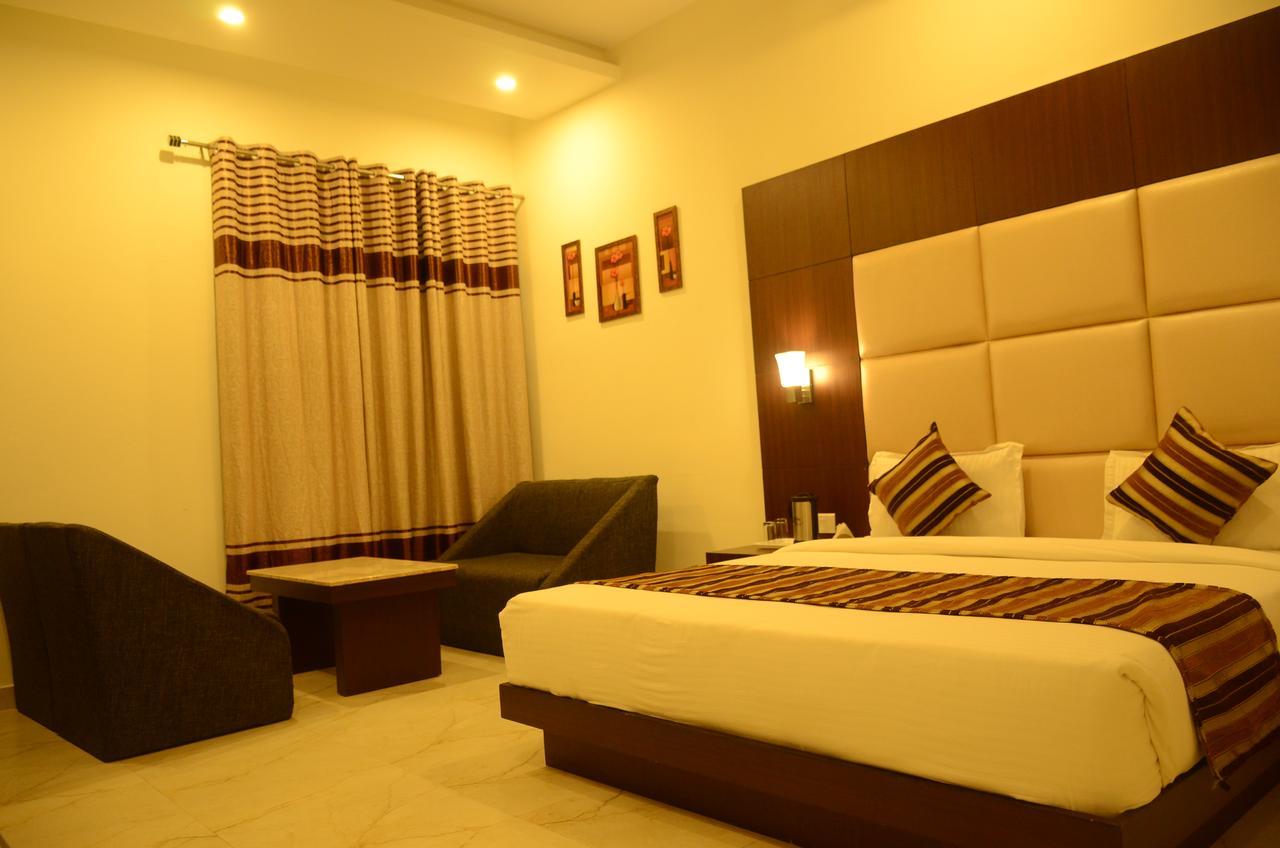 Hotel The Onix Dehradun Exteriör bild